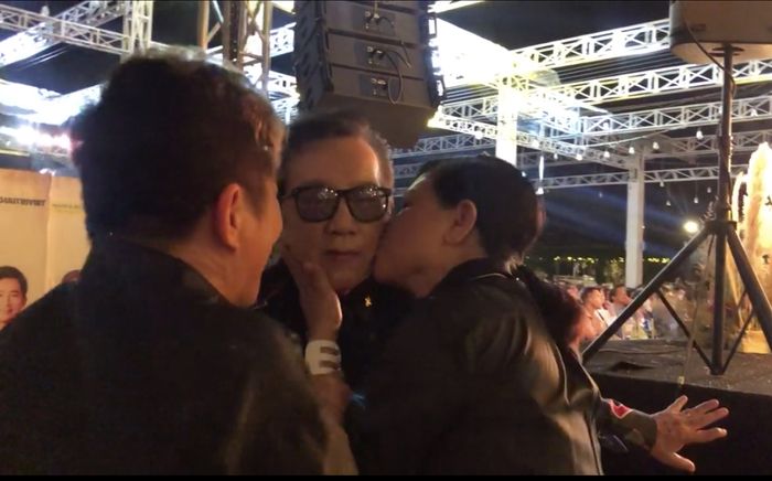 Hậu phương vững chắc ít ai biết của danh ca Elvis Phương