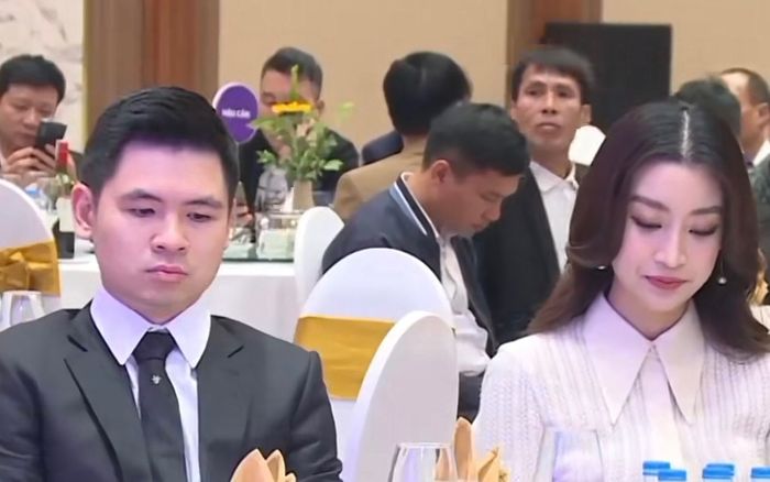 Đỗ Mỹ Linh sánh đôi cùng ông xã, thần thái chuẩn dâu hào môn, liên tục được khen ngợi vì điều này