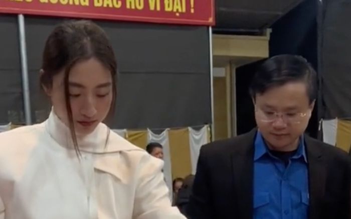 Lương Thuỳ Linh trổ tài cắt bánh chưng bằng dây khéo léo: Đẹp người, đẹp nết!