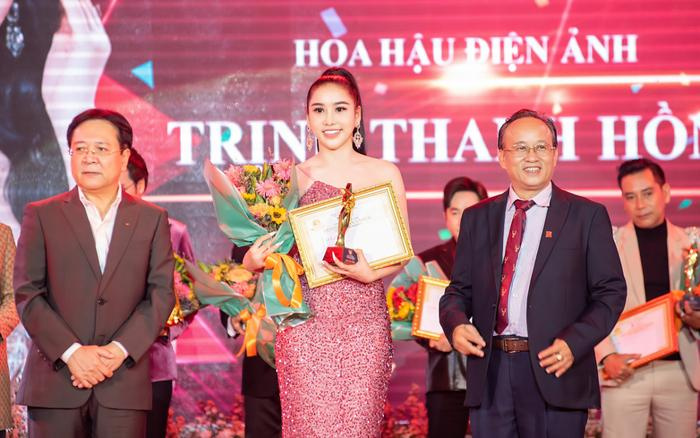 Hoa hậu Trịnh Thanh Hồng diễn vedette và nhận giải Nghệ sĩ vì cộng đồng