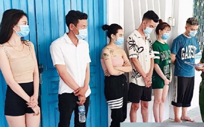 Ập vào kiểm tra phòng nghỉ của nhân viên cây xăng, phát hiện 6 nam nữ thanh niên đang làm điều xấu hổ