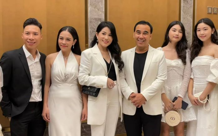 Đi dự sự kiện cùng cha mẹ, hai ái nữ nhà Quyền Linh 'chiếm hết spotlight'