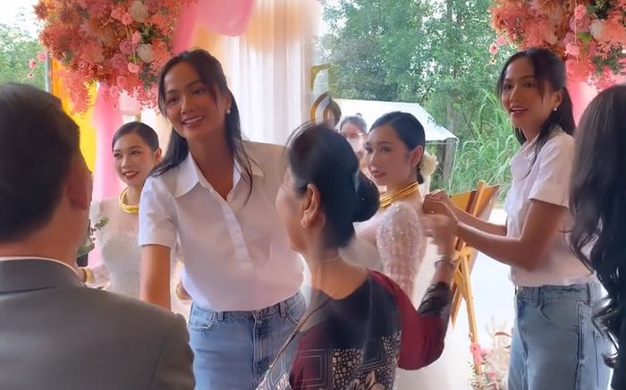 Hoa hậu H'Hen Niê dự đám cưới ở quê: Ghi điểm bởi trang phục và hành động hết sức tinh tế