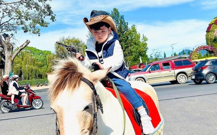 Quý tử nhà Đàm Vĩnh Hưng vào vai cậu bé cao bồi cực bảnh, bản lĩnh ở mức thượng thừa