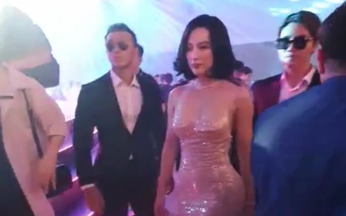 Angela Phương Trinh lộ cơ bắp cuồn cuộn, làm lố với dàn vệ sĩ bao vây