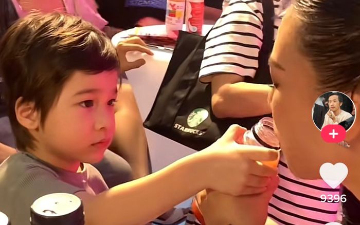 Quý tử nhà Hoàng Oanh hộ tống mẹ đi làm, có hành động khiến khán giả rưng rưng