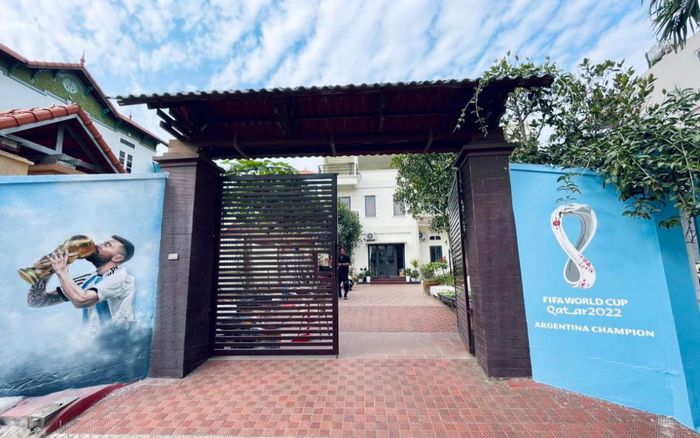 Hâm mộ Messi cuồng nhiệt, thầy giáo tiểu học quyết định 'chơi lớn' vẽ hình thần tượng trước cổng nhà