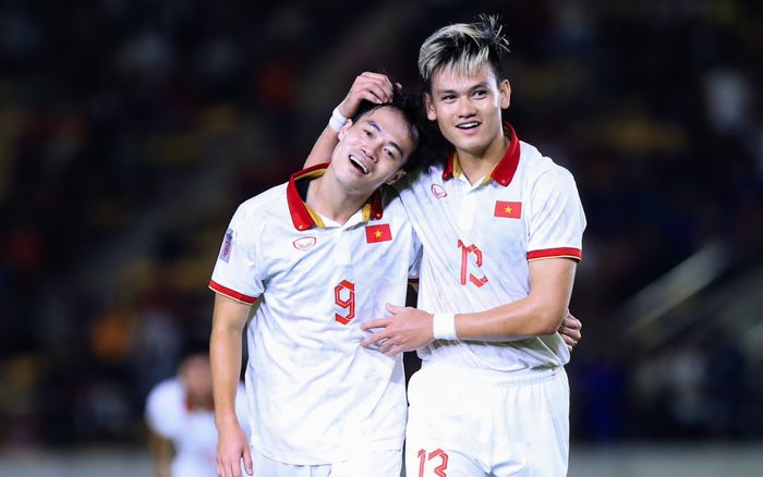 Việt Nam thắng Lào 6-0: Ông Park vẫn lo sốt vó với Quang Hải