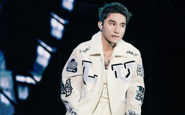 Sơn Tùng dọa ném đồ xuống khán giả lúc trình diễn, nhưng vội rút lại vì một lý do?