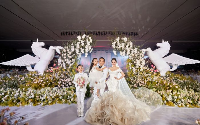 Hé lộ khung cảnh tràn ngập hoa, đẹp tựa cổ tích trong đám cưới Khánh Thi - Phan Hiển