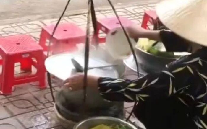 Người bán hàng rong đổ nước bún khách ăn thừa vào nồi phản ứng ra sao khi lực lượng chức năng 'hỏi thăm'?