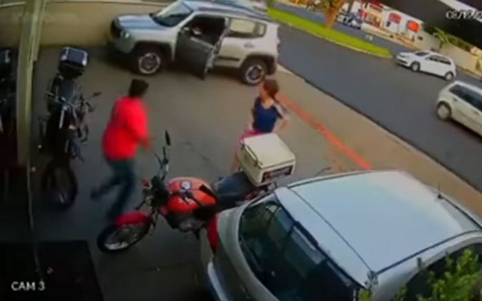 Ô tô tự di chuyển sau sự bất cẩn của người phụ nữ, thanh niên phản ứng 'nhanh như chớp' mới thoát tai nạn