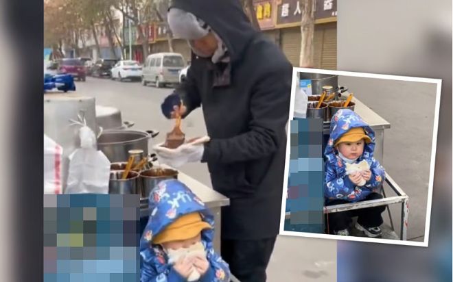 Bé trai ngồi ăn bánh ngon lành trên xe hàng dong nhưng lại khiến dân tình nơm nớp lo sợ vì thứ bên cạnh