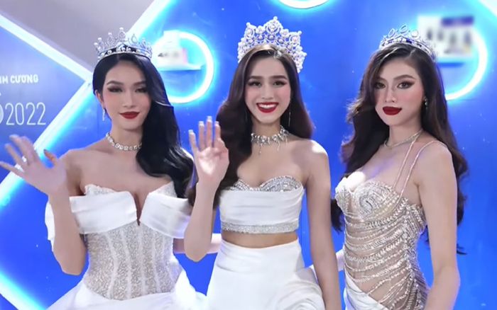 Phương Anh đổ bộ thảm đỏ Hoa hậu Việt Nam, fan vẫn thắc mắc: Sao out-top Miss International được nhỉ?