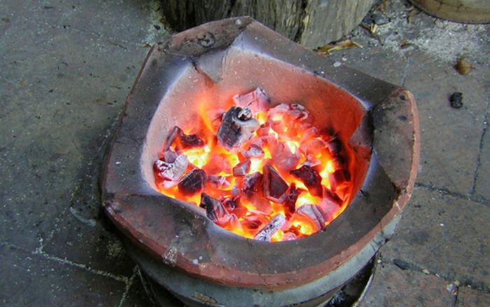 Đốt than sưởi ấm, 3 người trong một gia đình nhập viện khẩn: Bác sĩ cảnh báo