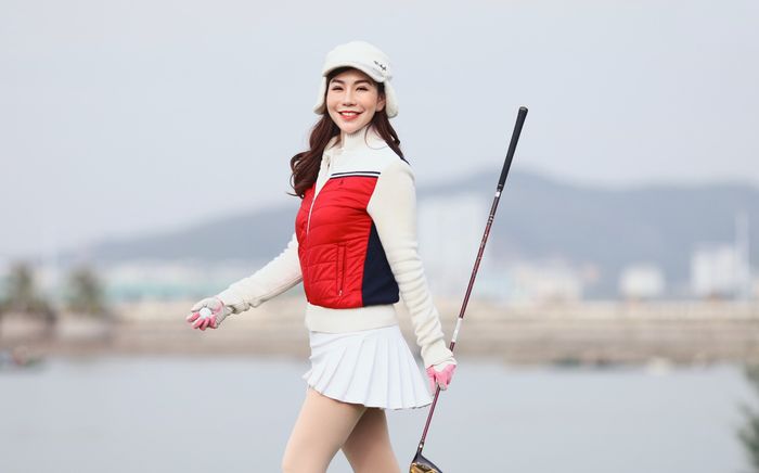 MC Hải Anh khoe nhan sắc rực rỡ trên sân Golf mùa Giáng sinh