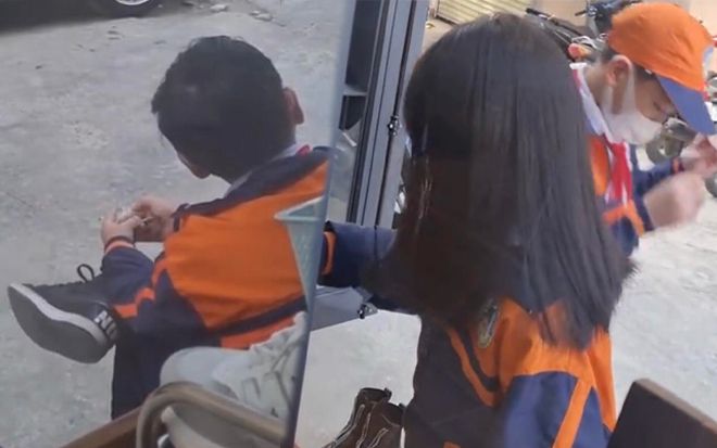 Hộ tống em gái đi gội đầu, hành động ga lăng của anh trai nhỏ khiến dân tình đổ xô 'xin vía'