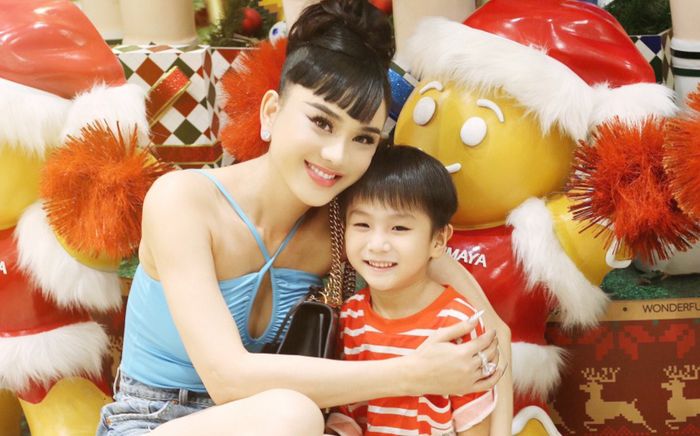 Lâm Khánh Chi chụp ảnh cùng con trai nhân dịp Giáng Sinh, tiết lộ cuộc sống hiện tại
