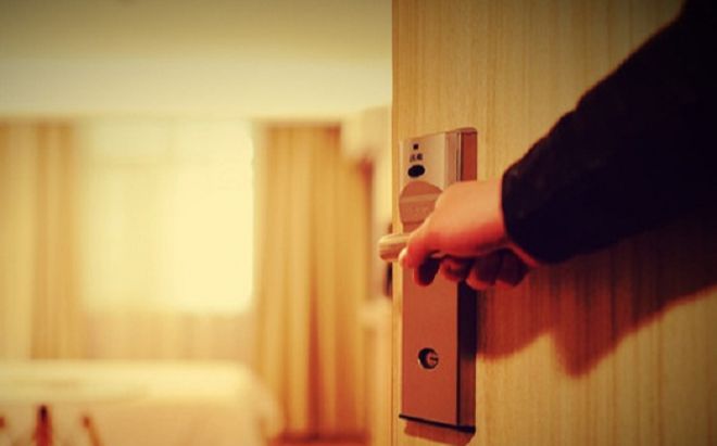 Ông chú U60 vào khách sạn với 3 cô gái nhưng mất liên lạc, người nhà sốc nặng khi ập vào