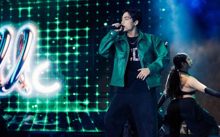 MONO trình diễn đầy hăng say trên sân khấu, nhưng dân mạng chỉ chú ý đến ngón tay bị chấn thương?