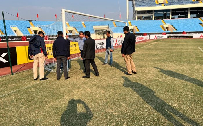 Mặt sân Mỹ Đình xấu làm khó tuyển Việt Nam tập luyện, dù chưa đá với Malaysia