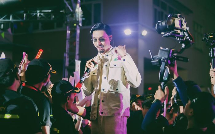 Chạy show liên tục, Đen Vâu đăng đàn thừa nhận 'mất giọng' trong đêm diễn mới nhất