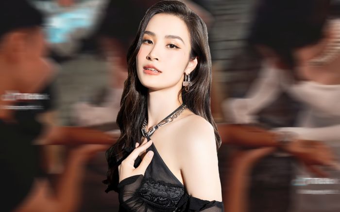 Fan nam chơi lớn để Đông Nhi kí tặng vào chỗ 'độc lạ', dân mạng: 'Kiểu này về khỏi tắm nha'