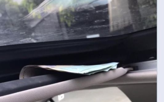 Sửa ô tô bị kẹt cửa sổ trời, người đàn ông bất ngờ phát hiện nguyên nhân là vì tập tiền 500.000 đồng