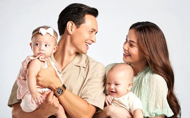 Được Kim Lý giả ông già Noel tặng quà, Lisa - Leon có phản ứng khiến dân tình 'cười ngất'