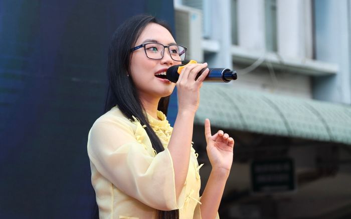 Đang hát thì bất ngờ gặp sự cố, Phương Mỹ Chi xử lý ra sao?