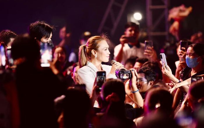 Đang giao lưu thì bỗng có người tiến lên đột ngột, phản ứng của Mỹ Tâm khiến ai cũng bất ngờ