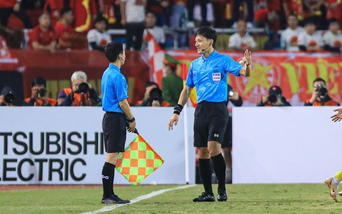 Trọng tài đúng khi rút thẻ đỏ cầu thủ Malaysia và bắt phạt đền dù lỗi ngoài vùng cấm