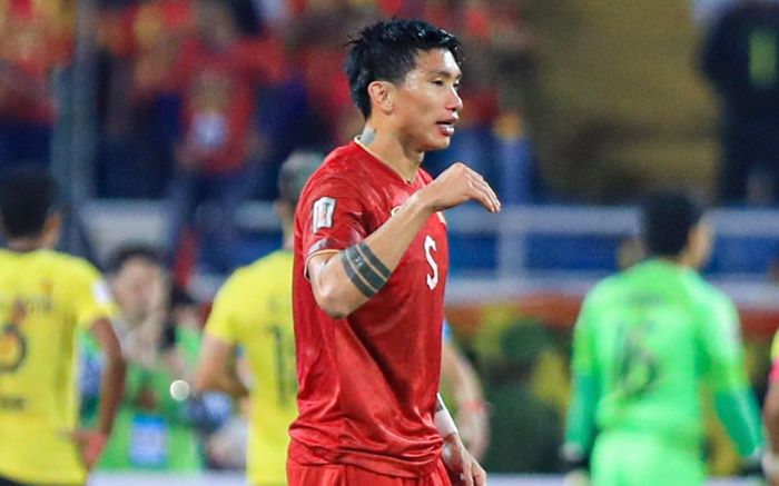 Đoàn Văn Hậu bị CĐV Việt Nam phản ứng: Bớt đánh chỏ lại, may là không có VAR