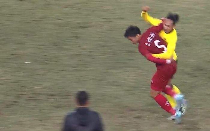 Đoàn Văn Hậu 'vung tay' chặn sự phản ứng của CĐV Malaysia