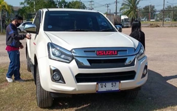 Dừng xe bên đường để đi vệ sinh, chồng bỏ quên vợ khiến người phụ nữ phải đi bộ 20 km