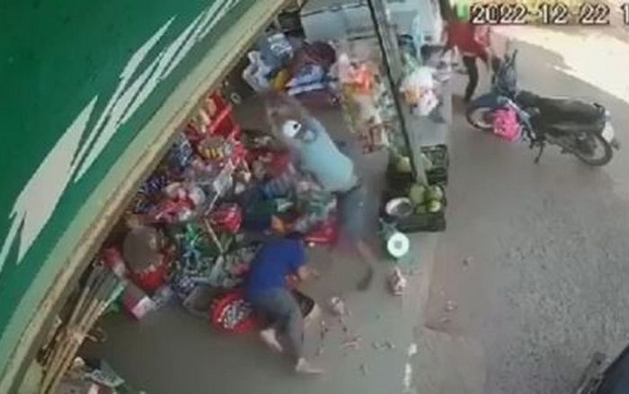 Nói đùa với thanh niên say rượu, chủ tiệm tạp hóa không ngờ đến hậu họa