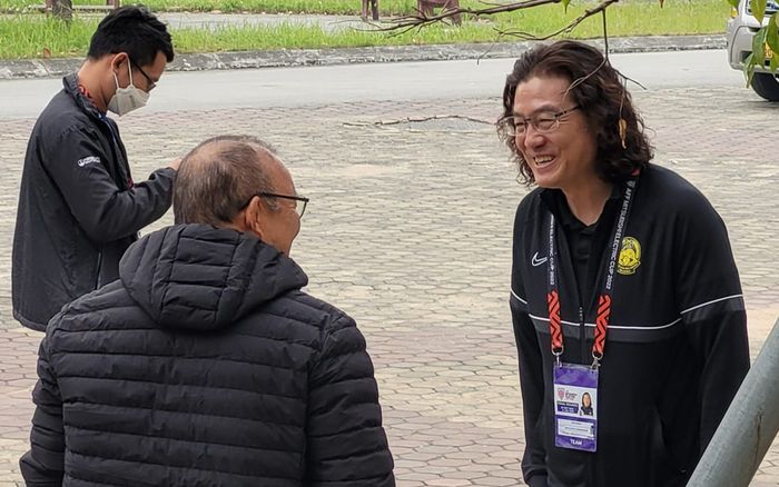 Thấy gì khi HLV Kim khen Việt Nam thắng xứng đáng, không đổ lỗi trọng tài?