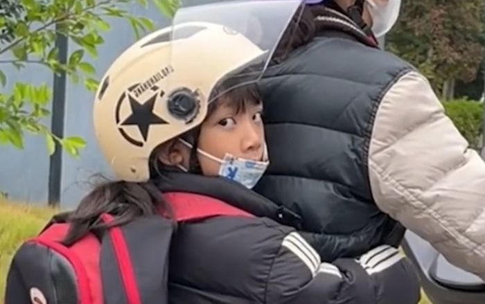 Con gái trót làm điều này sau lưng mẹ bị người đi đường phát hiện và cách sửa sai không thể ngượng hơn