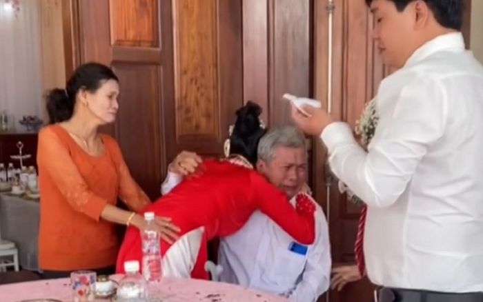 Ôm tạm biệt cha trước khi lên xe hoa về nhà chồng, cô dâu khiến nhiều người nức nở khóc theo