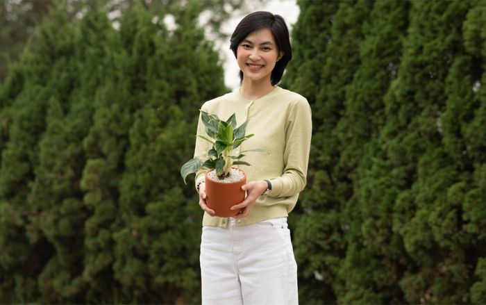 Hô biến ban công thành không gian tràn ngập sắc xanh cùng Hina và Helly Tống