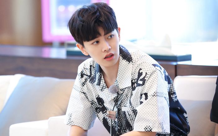 Vừa phát hành album nhạc, Nhậm Gia Luân đã được khuyên nên quay về đóng phim