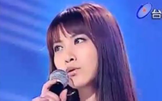 Một nữ ca sĩ nổi tiếng showbiz bị bắt vì hành vi lừa đảo và chiếm đoạt tài sản