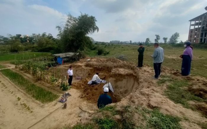 Đào đất trồng rau, 2 cha con 'kinh hồn bạt vía' khi thấy thứ này lẫn trong đất