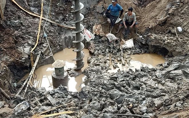 Vụ bé trai rơi xuống trụ bê tông ở Đồng Tháp sâu 35m: Đưa camera hồng ngoại xuống nhưng chỉ thấy lớp đất