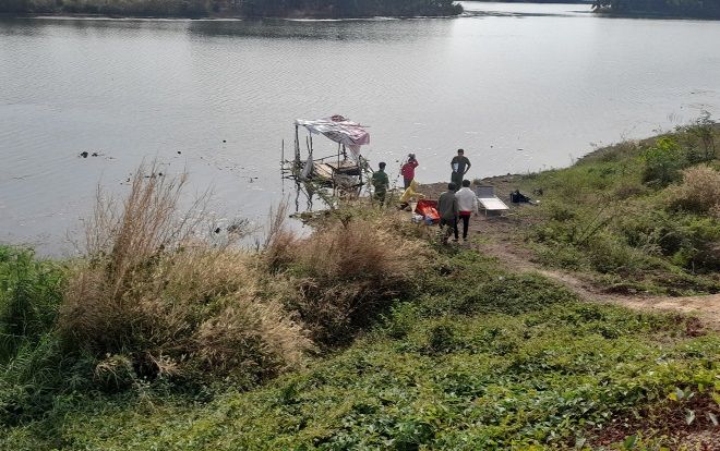 Dắt con trai đi câu cá đầu năm, cha đuối nước thương tâm, xót xa khi tìm thấy đứa trẻ