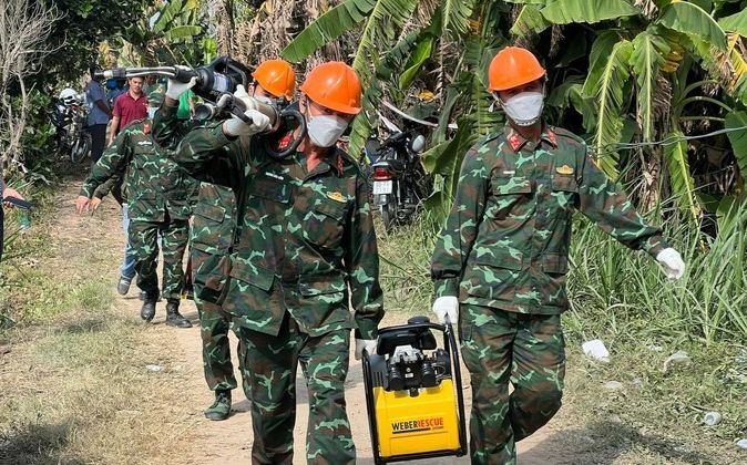 Công binh cùng thiết bị chuyên dụng được điều động đến giải cứu bé trai rơi xuống trụ bê tông sâu 35m