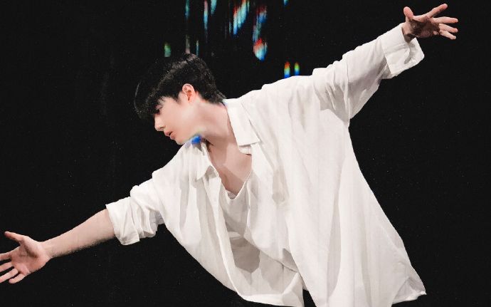Lộ vết thương của Vương Nhất Bác sau màn trình diễn chân trần đầy nghệ thuật