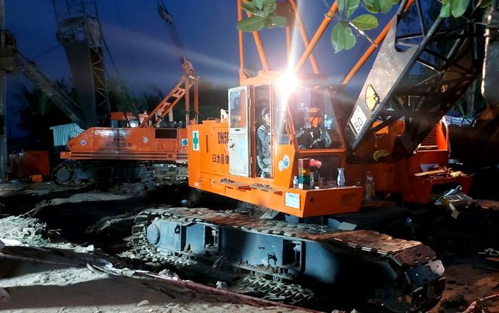 Hàng nghìn người dõi theo vụ giải cứu bé trai 10 tuổi: 'Vài mét đất nữa, con sẽ được trở về với cha mẹ'