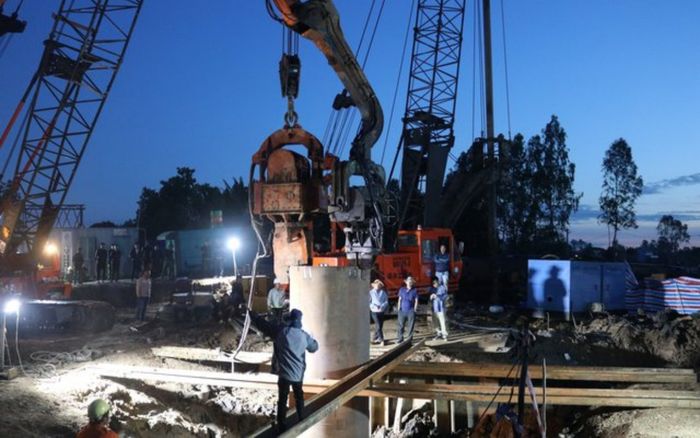 Vách thép đã được đóng xuống, hàng trăm người đang nỗ lực rút trụ giải cứu bé trai trong cọc bê tông