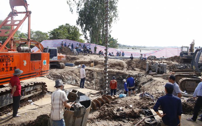 Khối lượng máy móc 'khổng lồ' được huy động đến hiện trường giải cứu bé trai rơi xuống trụ bê tông